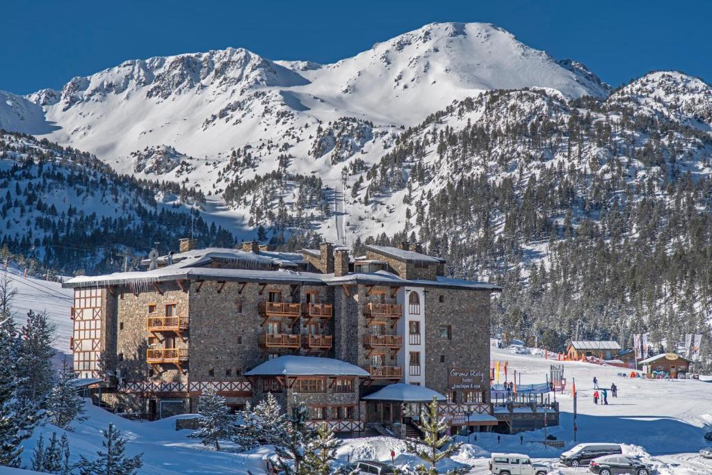 Hotel Grau Roig set against a backdrop of sunny mountains